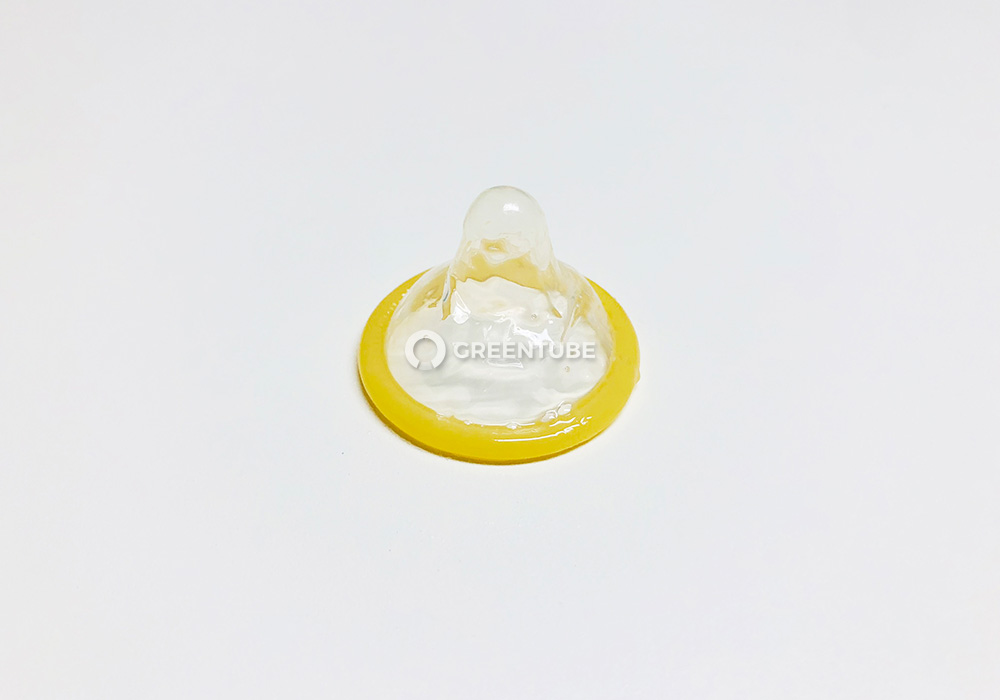 오카모토 003 히알루론산 콘돔 포장 개봉