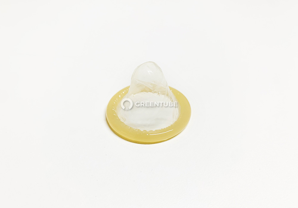 홍콩가는티켓 콘돔 포장 개봉